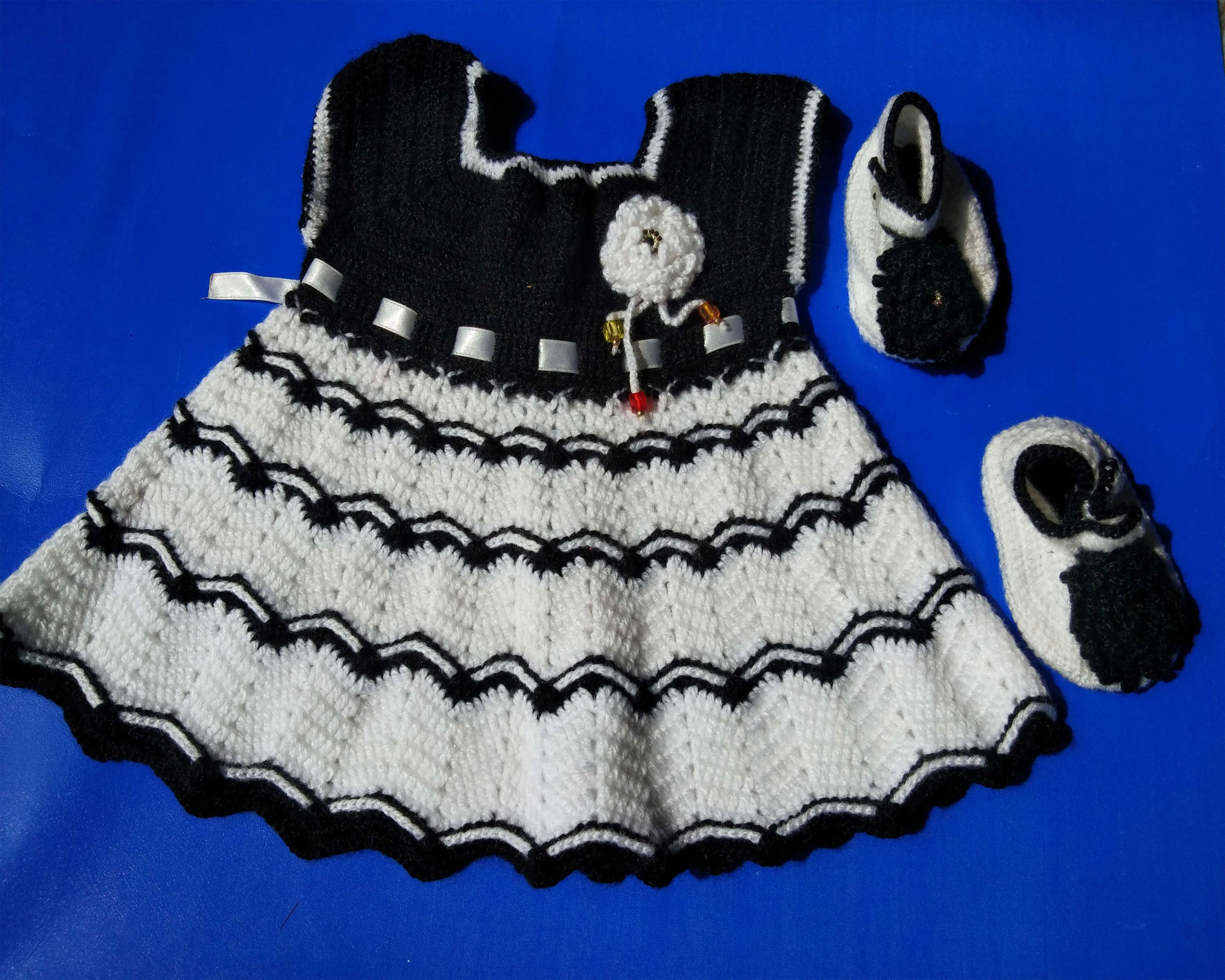 Graminarts Handmade Wonnie Sleveless Frock With Booties & Hair Band- White & Black