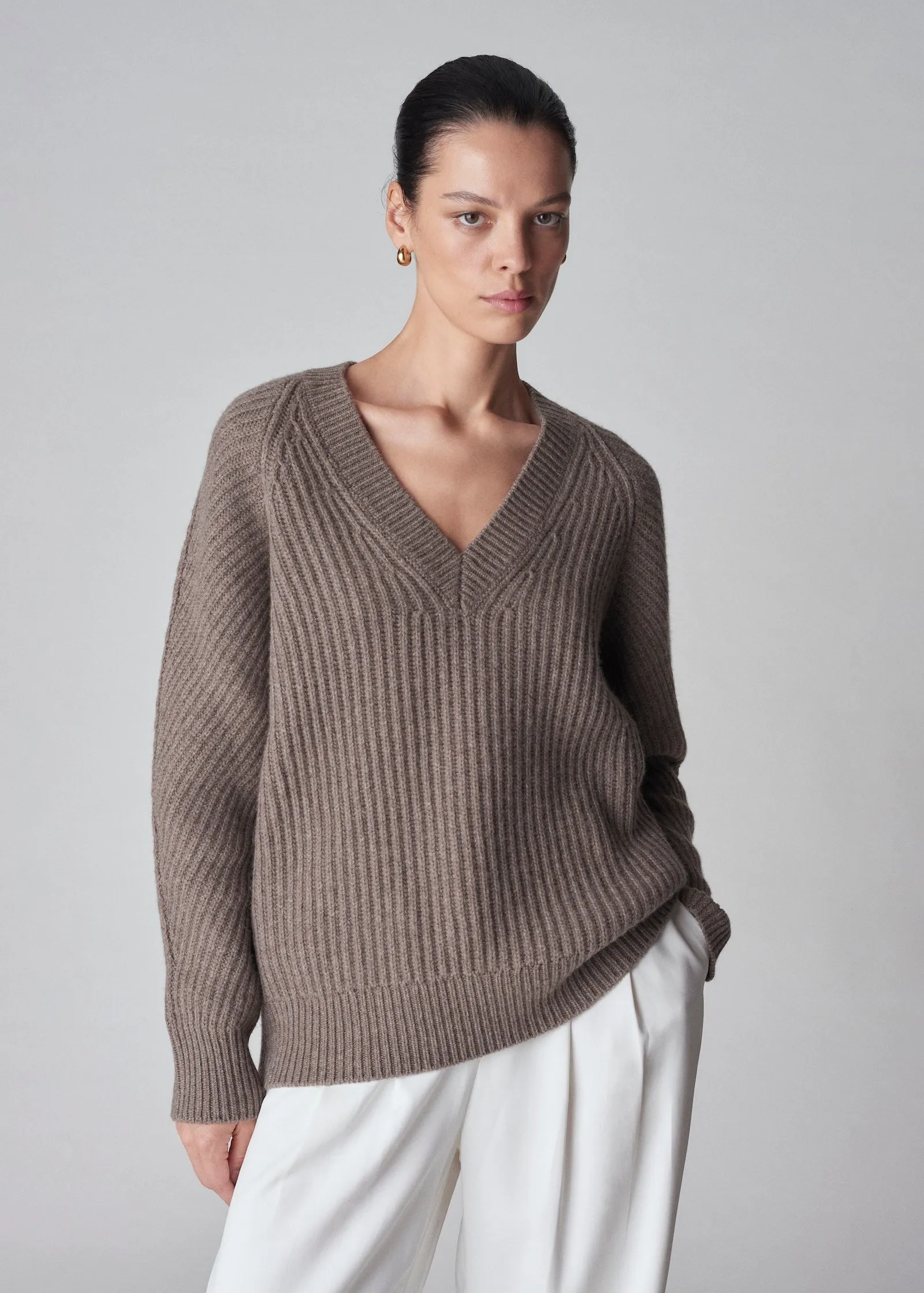 V-Neck Ribbed Sweater in Wool Cashmere - Taupe